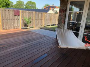 Houten vlonder als terras in de tuin