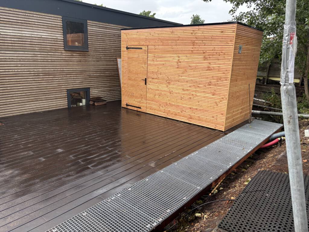 Houten berging met rhombusprofiel in Hilversum