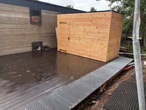 Houten berging met rhombusprofiel in Hilversum