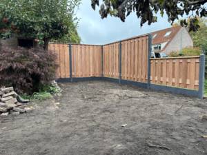 Houten schutting als erfafscheiding tussen tuinen