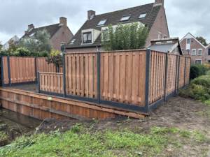 Overzicht van afgerond houten tuinproject