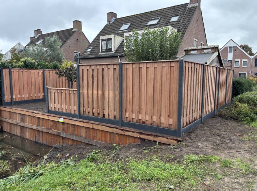 Overzicht van afgerond houten tuinproject